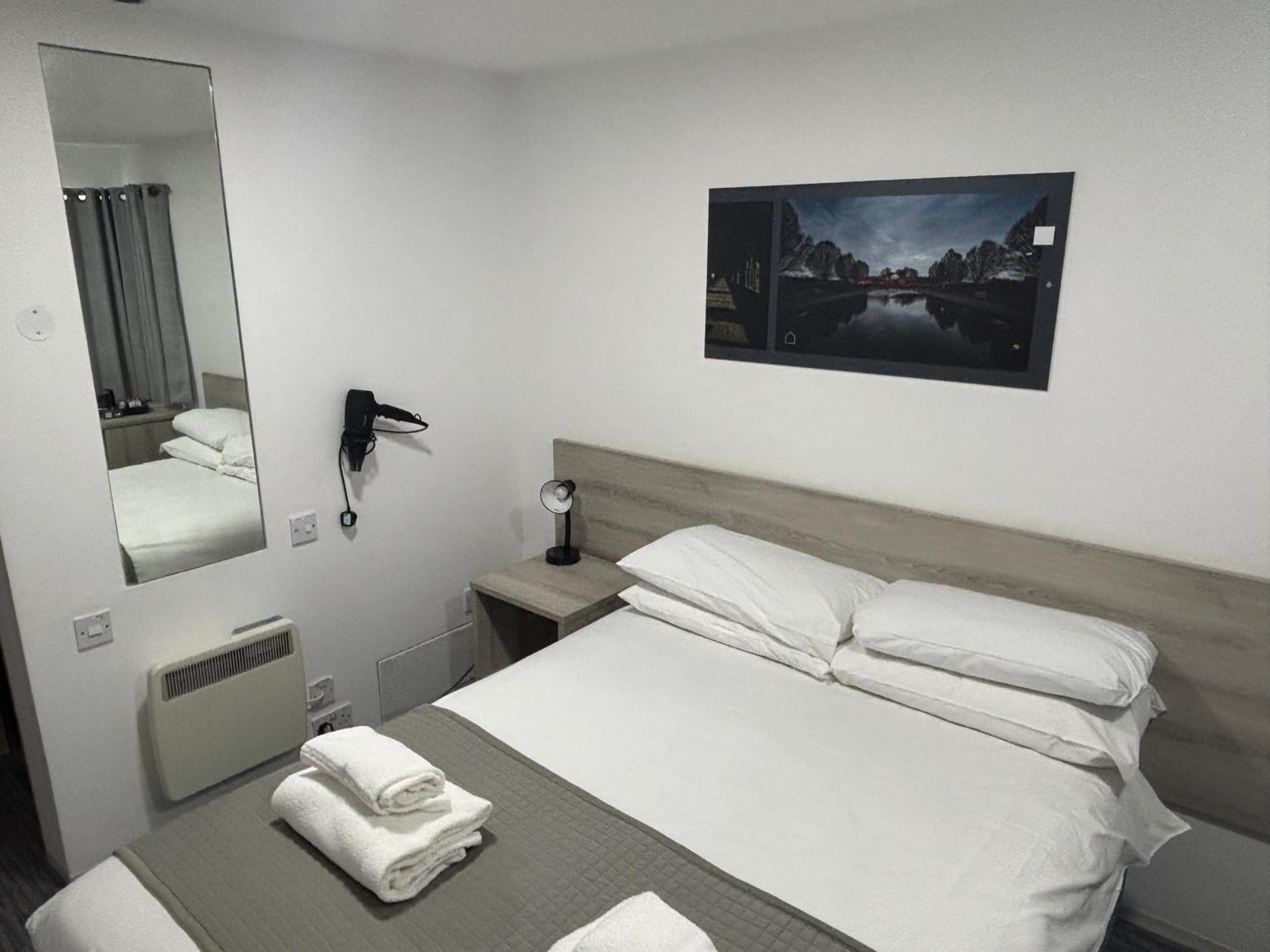 Broadview Hotel NWI Room photo